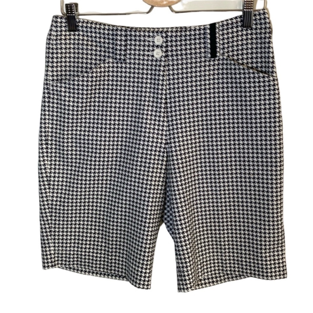 Nike Golf Bermuda shorts. Sz 4P. Black, white Houndstooth pattern. Lightweight.
